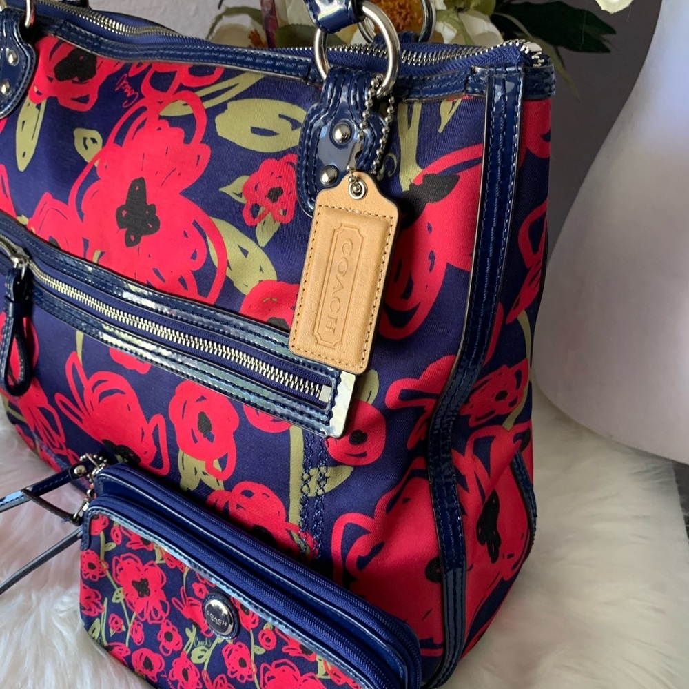 RARE COACH Poppy Hallie Floral Tote /
Shoulder Bag & Wallet /wristlet HTF - Picture 4 of 10